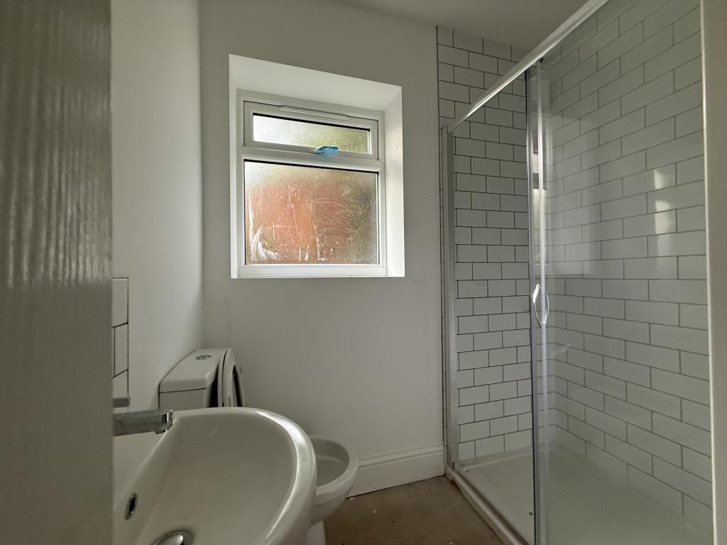 Lot: 116 - FREEHOLD PROPERTY WITH THREE FLATS PARTIALLY CONVERTED - Flat 1 Shower room